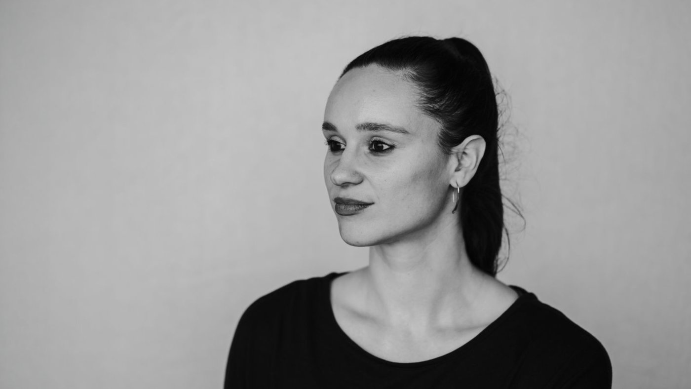 Zwart-witportret van Tess Eckhardt, met een geel accent